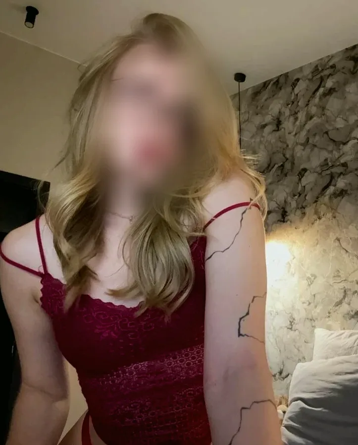 Amber, 22