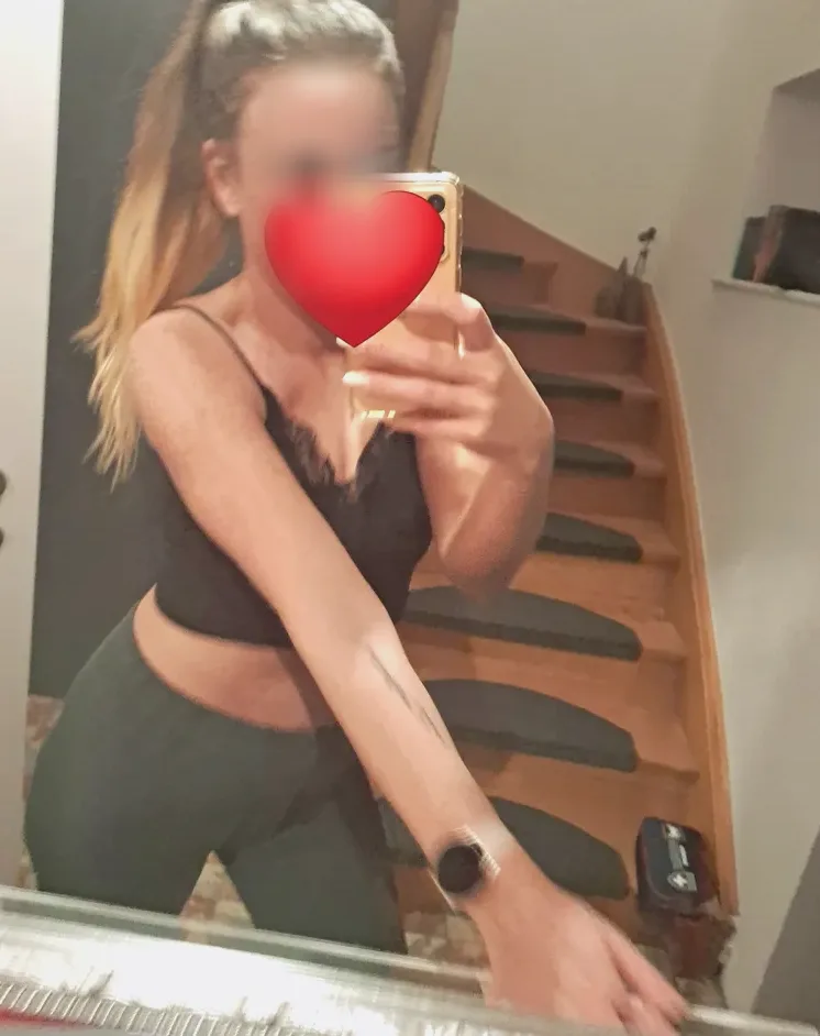 Rhona, 33